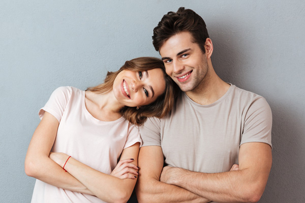 portrait-of-happy-young-couple